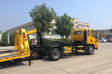 阜周高速G35拖车24小时道路救援-车辆维修补胎重庆附近汽车无痕修复实体店